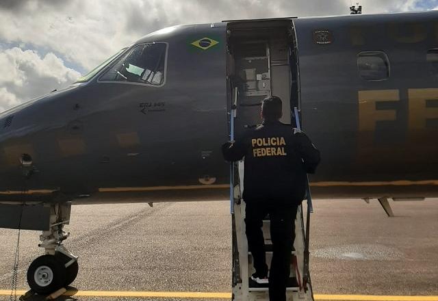 Policial federal embarca em avião com restos mortais de vítimas, em Tabatinga (AM) | Divulgação/PF