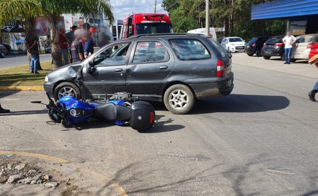 acidente entre carro e moto deixa duas pessoas feridas em Mafra