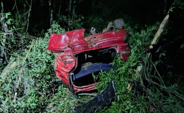 Carro com oito pessoas capota e deixa três feridos em Nova Itaberaba