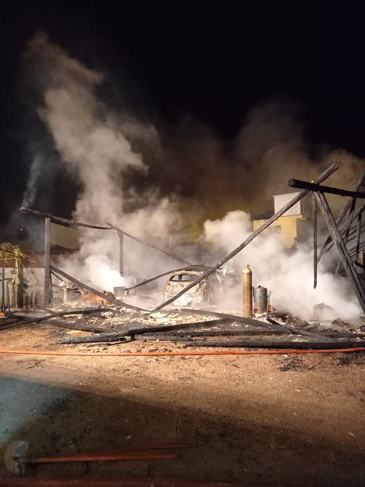 Incêndio começou na noite da terça-feira (01) | Foto: divulgação/Bombeiros