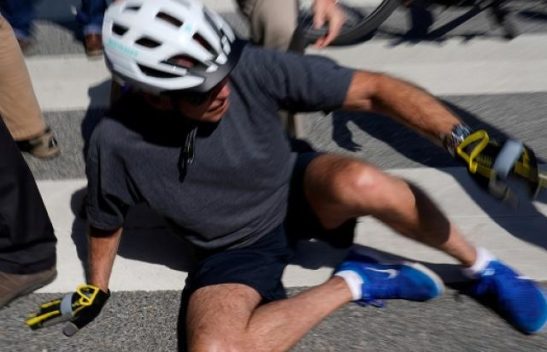 Joe Biden cai de bicicleta durante passeio no litoral dos EUA; veja vídeo