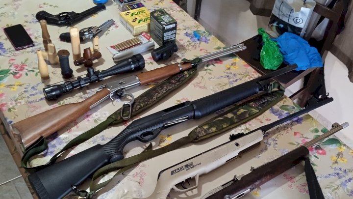 Polícia apreende 23 armas de fogo e mais de mil munições. Foto: Polícia Militar/Divulgação