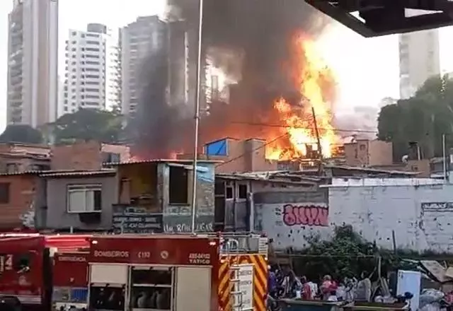 Um vídeo compartilhado no Facebook mostra o incêndio na comunidade e a fumaça gerada por ele | Reprodução/Facebook

