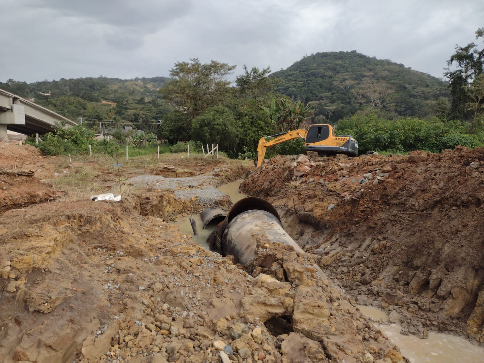 Adutora rompe e municípios da Grande Florianópolis podem ficar sem água (4)