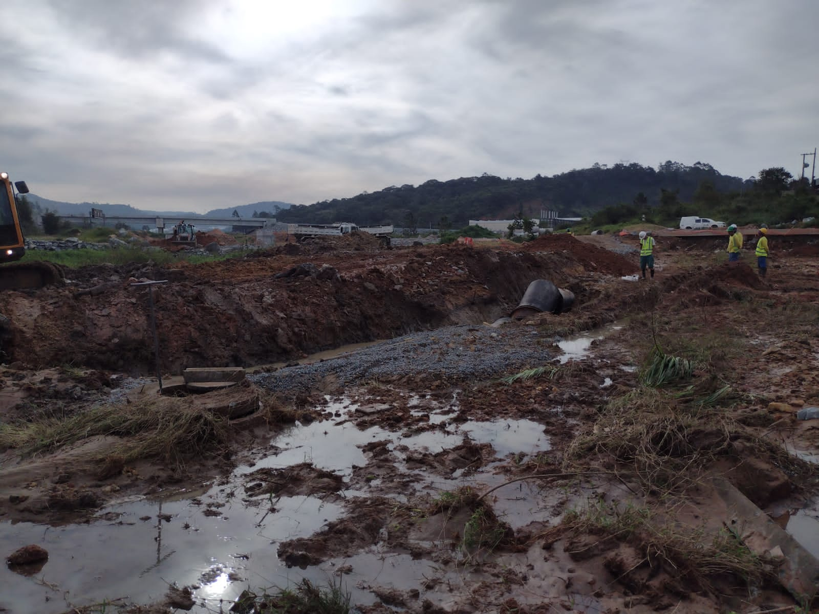 Adutora rompe e municípios da Grande Florianópolis podem ficar sem água (4)