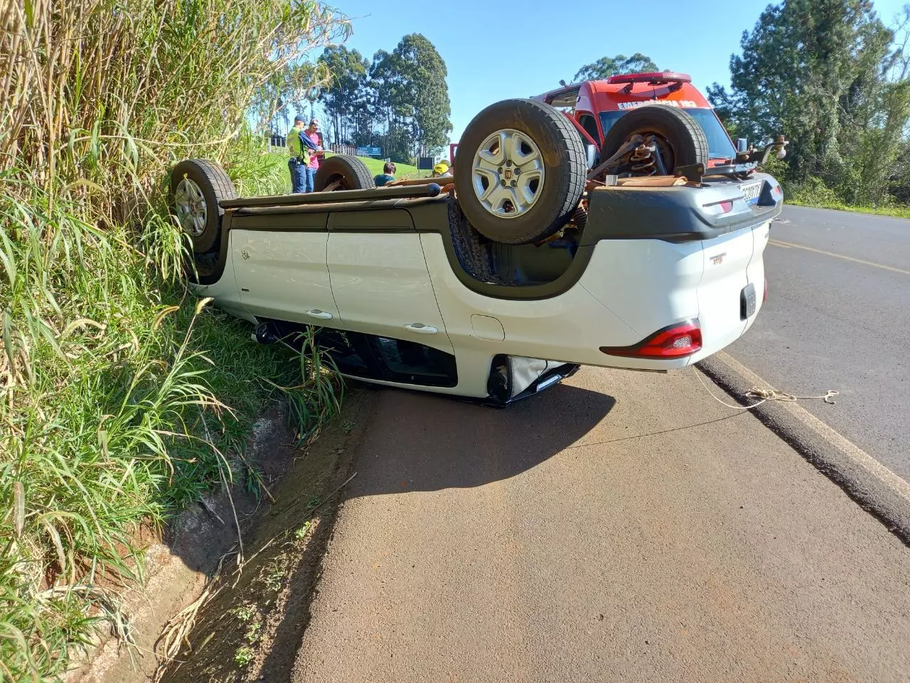 Carro capota após colisão na BR-282. Foto: Corpo de Bombeiros/Divulgação