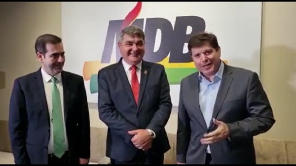 O deputado Carlos Chiodini, Antídio Lunelli e o deputado Baleia Rossi, presidente nacional do MDB, em março deste ano. REPRODUÇÃO 