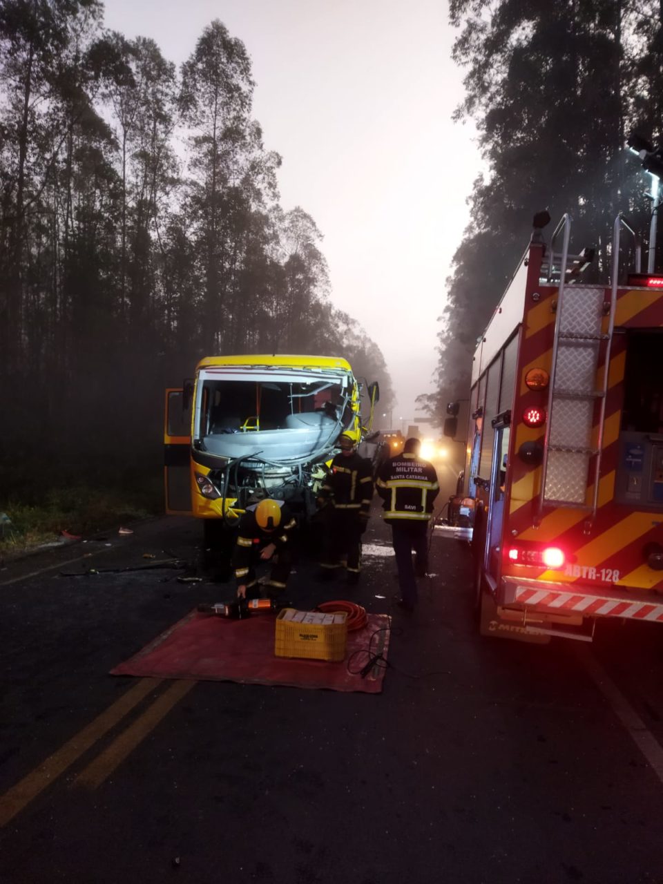 Motorista de ônibus escolar morre e mais de 20 crianças ficam feridas em acidente no Sul de SC (4)