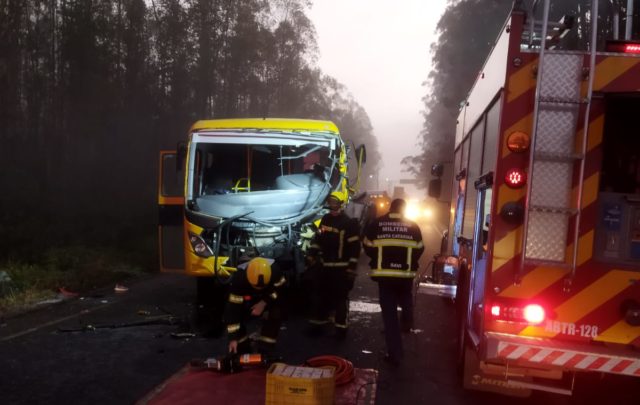 Motorista de ônibus escolar morre e mais de 20 crianças ficam feridas em acidente no Sul de SC (4)