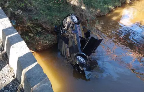 Motorista tenta fugir de blitz e carro com quatro crianças cai em rio 2