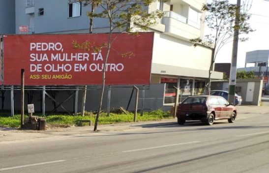 "Pedro, sua mulher tá de olho em outro"