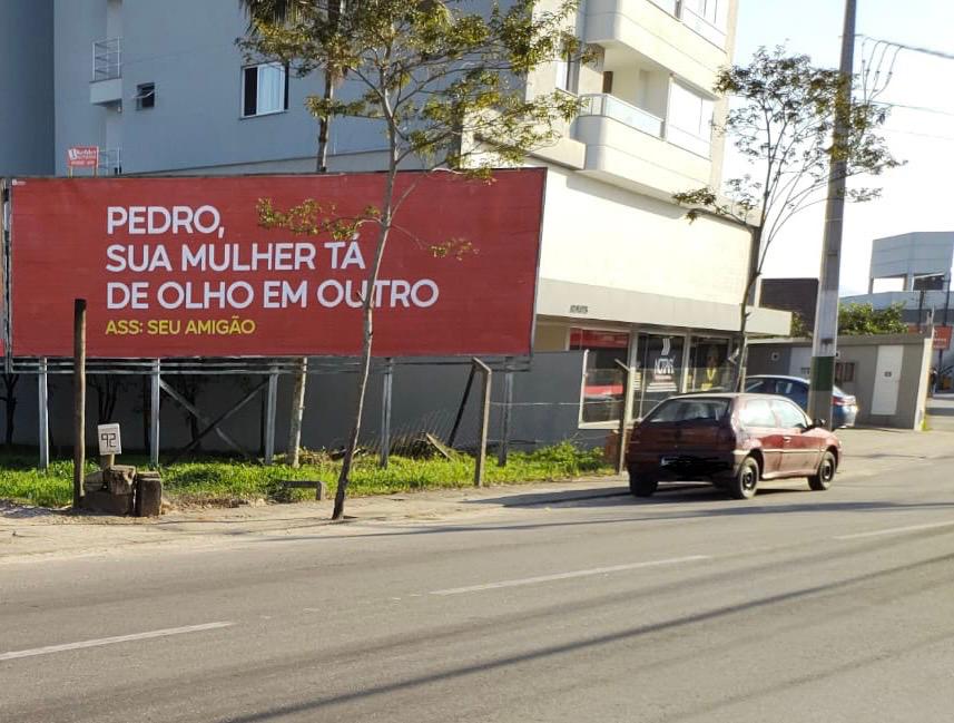 "Pedro, sua mulher tá de olho em outro"