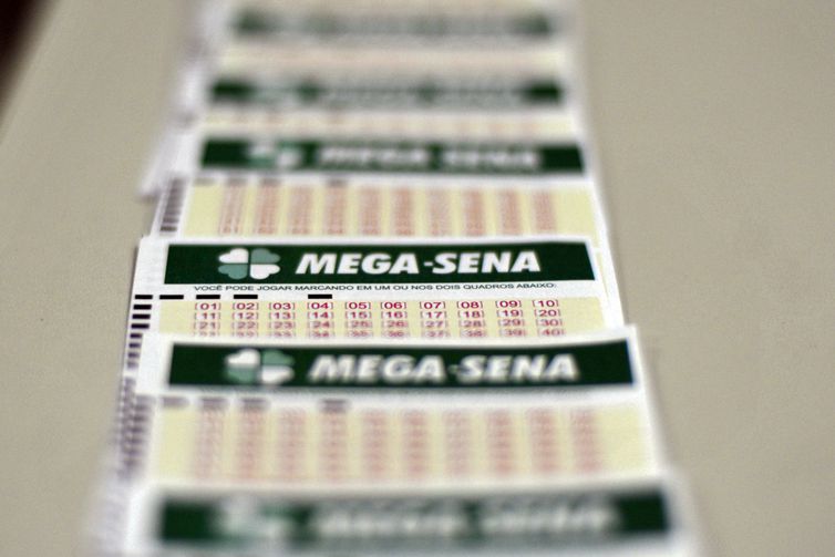 As apostas podem ser feitas até 19h de quarta-feira, nas casas lotéricas ou pelo site da Caixa | Foto: Marcello Casal Jr./ Agência Brasil
