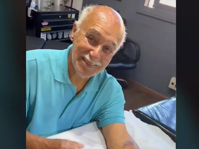 Idoso de 93 anos faz primeira tatuagem. Foto: Reprodução/Tiktok