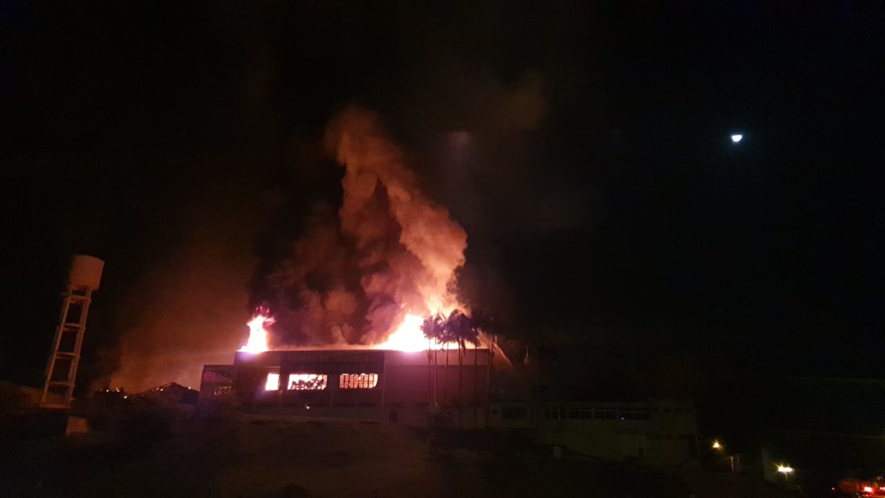 Incêndio em Blumenau: bombeiros seguem no combate às chamas