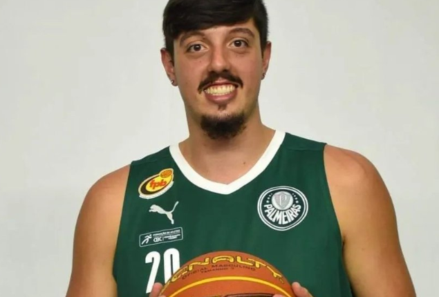 Jogador de basquete do Palmeiras está na UTI após grave acidente de carro. Foto: Reprodução/Twitter 