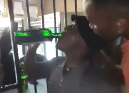 Jovem morre após beber uma garrafa inteira de licor em 2 minutos. Foto: Reprodução/Twitter