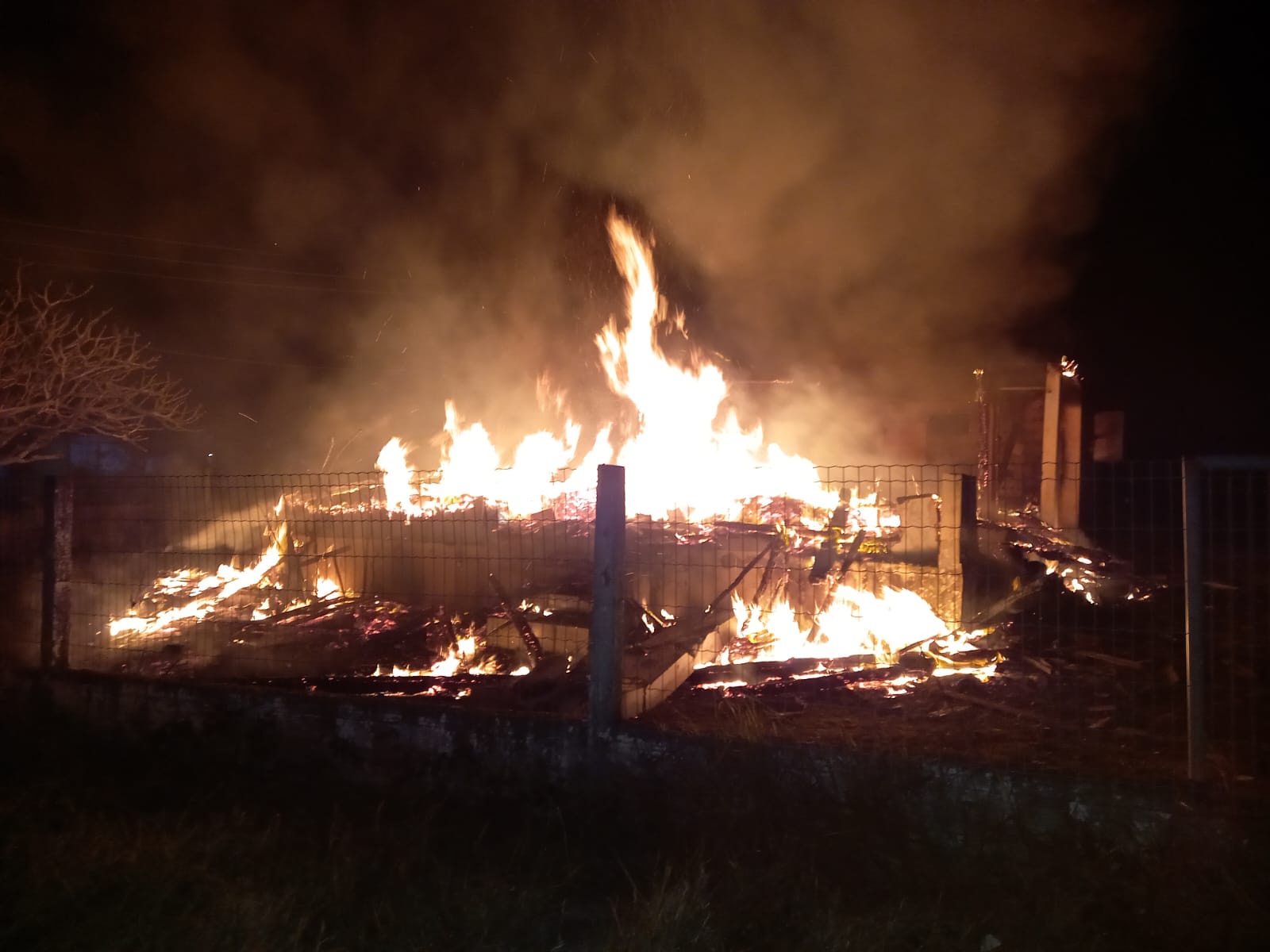 Residência pega fogo em Balneário Rincão. Foto: Corpo de Bombeiros/Divulgação