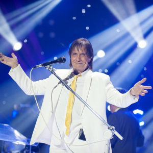 Vídeo: Roberto Carlos se irrita e manda fã calar a boca durante show