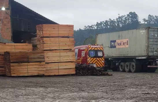 Trabalhador morre após cair em cima de serra de madeira, no Vale do Itajaí