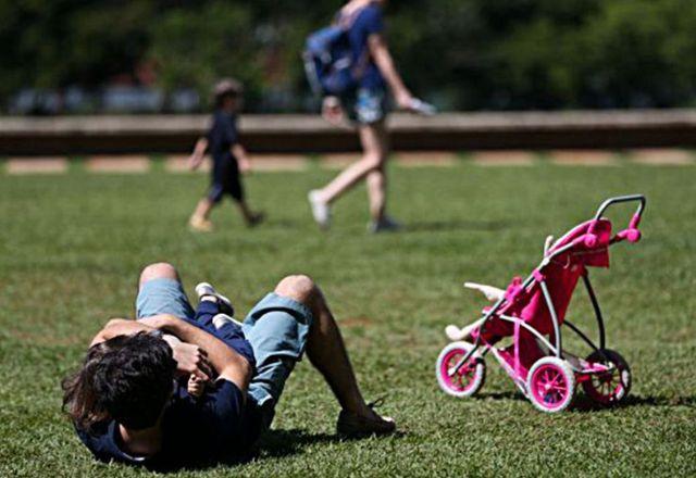 Data é celebrada em vários países e origens teria sido a partir de um cartão de argila feito pelo filho do rei da Babilônia Nabucodonosor |  Agência Brasil