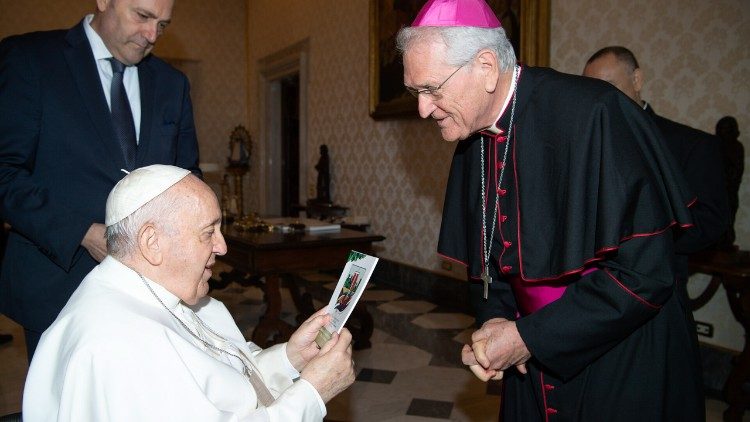 Leonardo Steiner com o Papa Francisco. Foto: Vatican News, Reprodução 