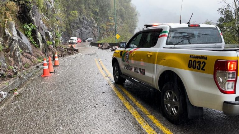 Queda de barreira na Serra do Rio do Rastro dificulta trânsito na SC-390