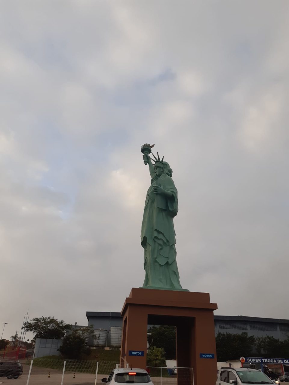 Substituída, Estátua da Liberdade da Havan, na Via Expressa, está de volta!