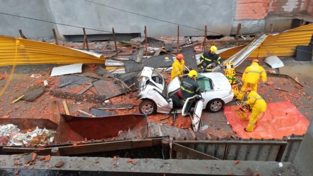 homem fica ferido após viga cair sobre carro