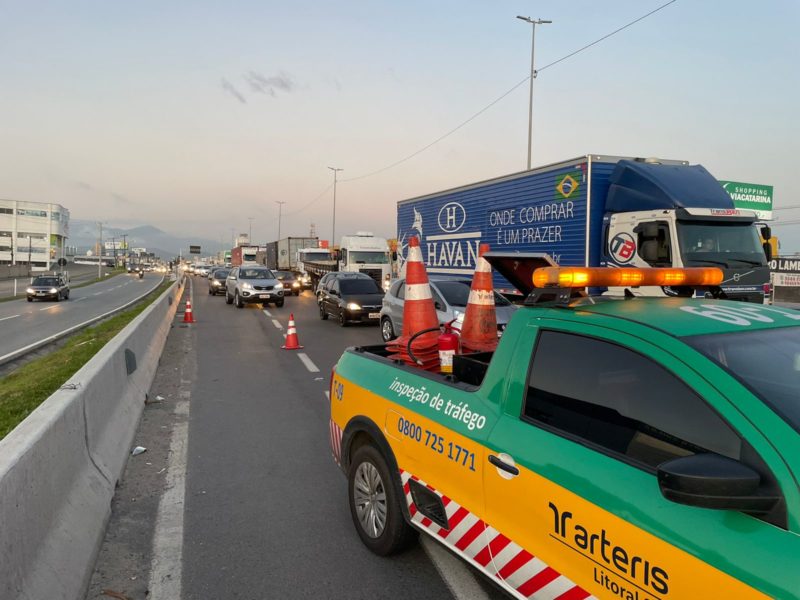 Grave acidente entre carro e moto deixa motociclista morto na Grande Florianópolis