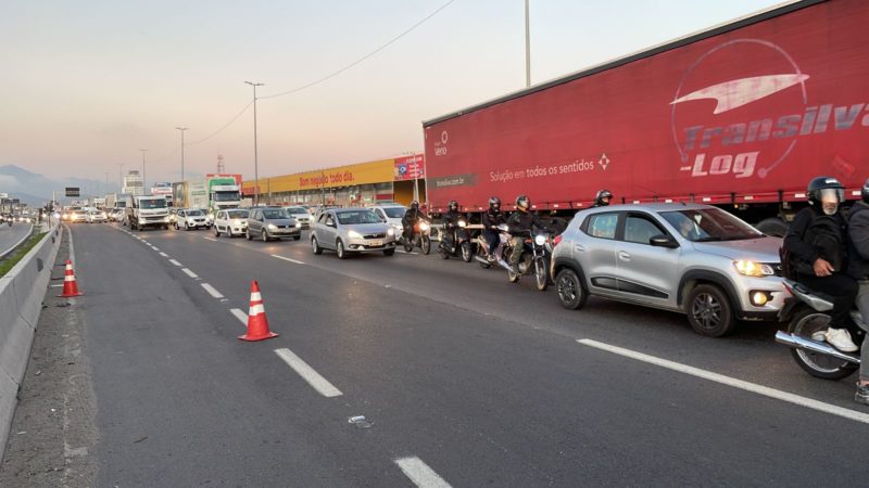 Grave acidente entre carro e moto deixa motociclista morto na Grande Florianópolis