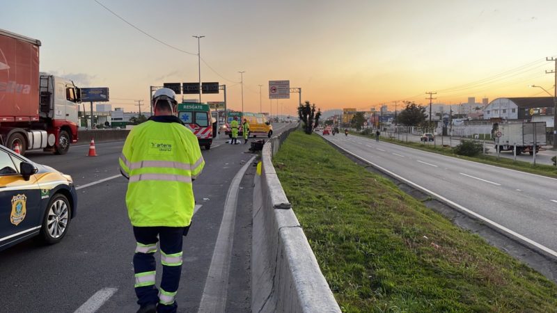 Grave acidente entre carro e moto deixa motociclista morto na Grande Florianópolis