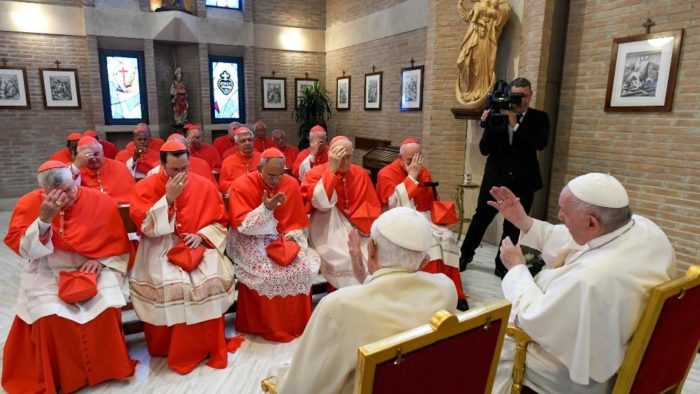 Novos cardeais com o Papa Francisco e o papa emérito Bento XVI. 