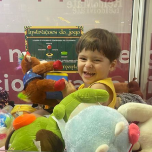 Criança fica presa em máquina de pegar bichos de pelúcia. Foto: Reprodução/Instagram 