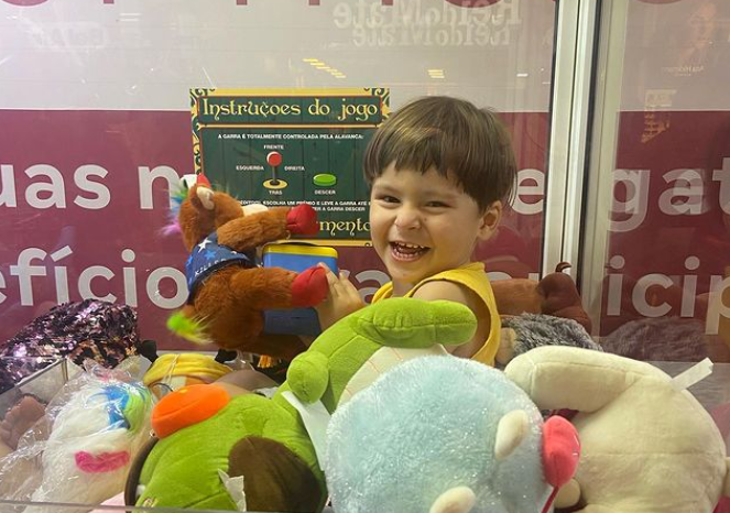 Criança fica presa em máquina de pegar bichos de pelúcia. Foto: Reprodução/Instagram 