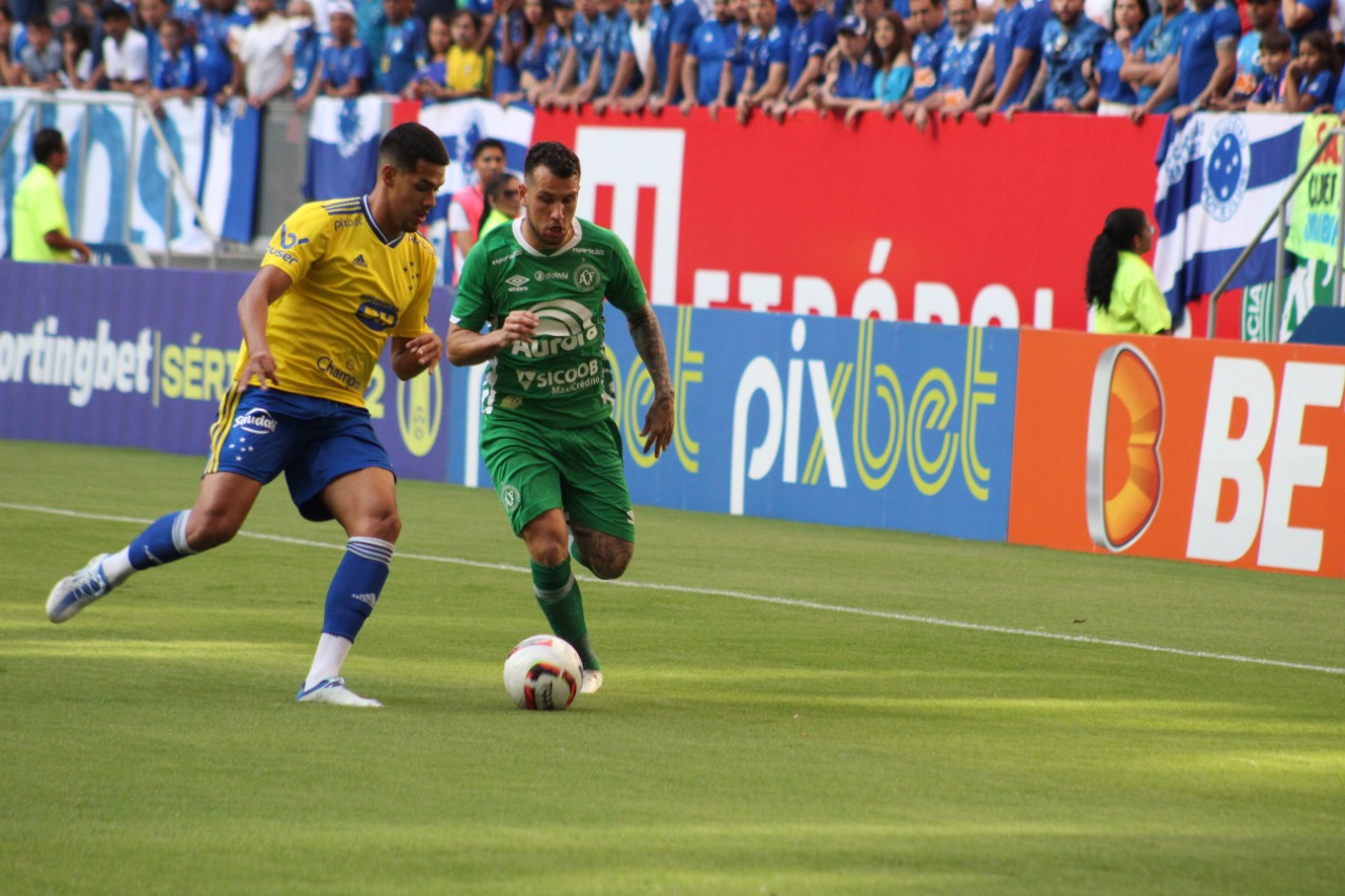 Chape começa bem, mas sofre o empate do líder Cruzeiro. Foto: João Heemann | ACF