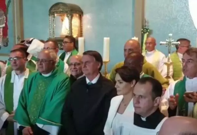 Ao lado de Michelle Bolsonaro e ministros, Bolsonaro participa de missa em Brasília | Reprodução Redes Sociais

