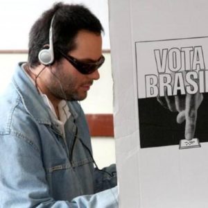 Urnas eletrônicas conta com recursos de acessibilidade como teclado em braile, efeitos sonoros e Libras | Foto:  Reprodução/TRE