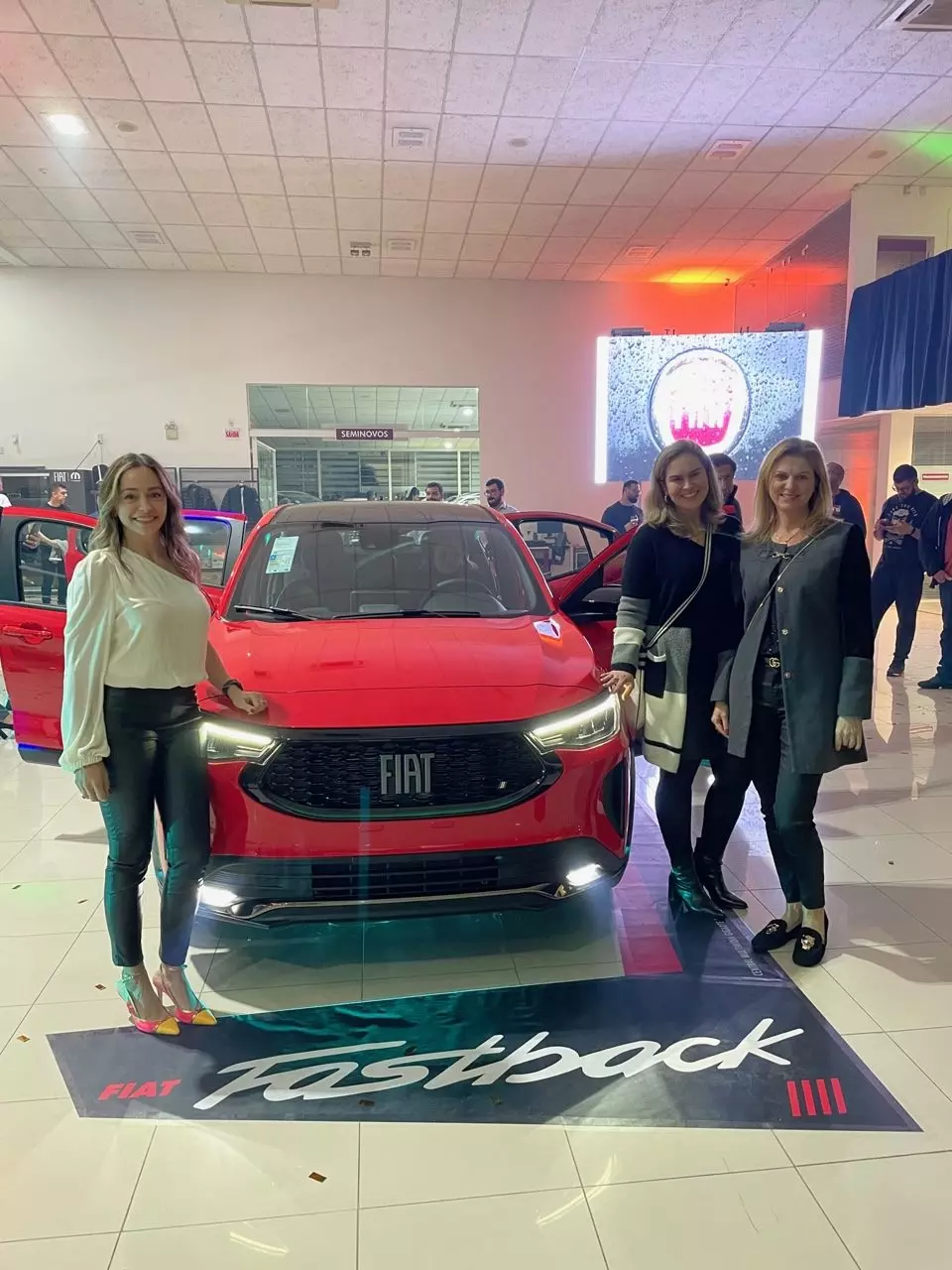 Fernanda Pessuto Monteiro, Natercia Martinello e Andressa Bianchini, na super noite de lançamento da SUV Fastback na concessionária FIAT Trentino | Foto: divulgação/arquivo pessoal