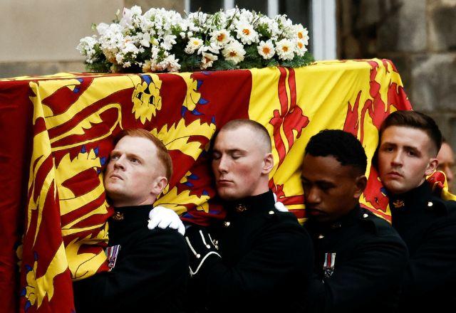 Caixão da rainha ficará na Catedral de St. Giles até terça-feira (13) e poderá ser visitado pelo público | Reprodução/Twitter Royal Family, via SBT News

