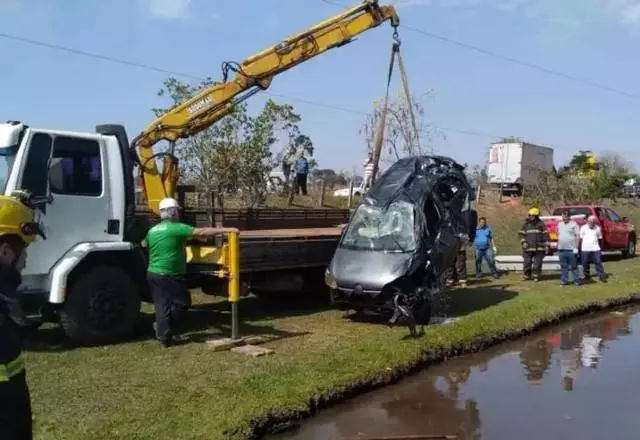 Guindaste retirou veículo da água após acidente | Divulgação/Corpo de Bombeiros

