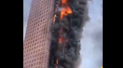 Incêndio em prédio na China. Foto: Reprodução SBT News