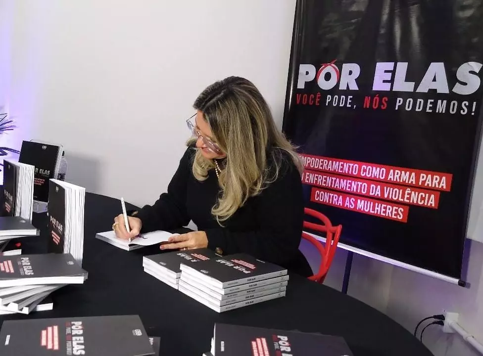 Melissa Amaral, presidente do Conselho Consultivo do Grupo SCC e autora do livro, autografa um exemplar em noite de lançamento | Foto: Claudia Pletsch / SCC SBT