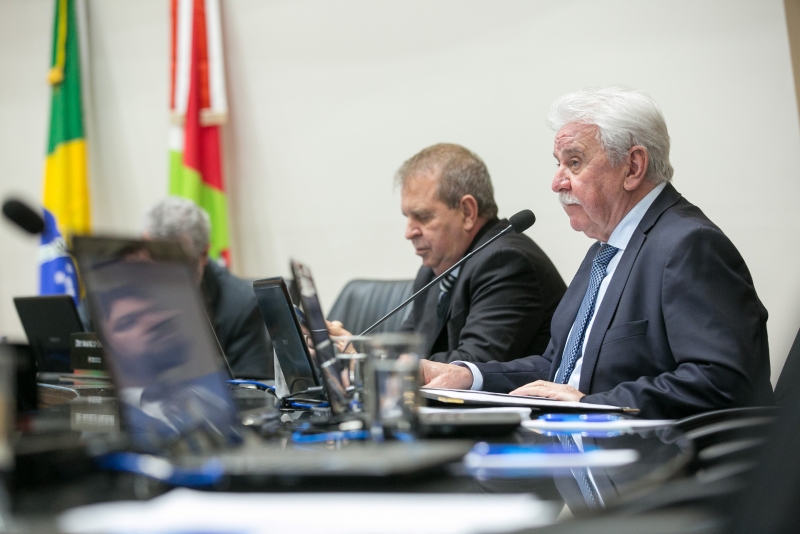 Os deputados Moacir Sopelsa (direita) e Mauricio Eskudlark, durante sessão na Assembleia Legislativa