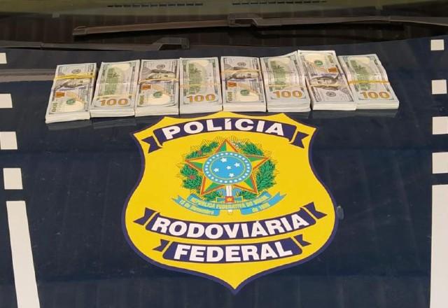 Segundo a PRF, a quantia foi encontrada durante a busca veicular e estava escondid | Reprodução/PRF

