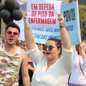 Em 2022, profissionais da enfermagem de Santa Catarina fizeram diversos protestos a favor da aprovação da Lei | Foto: Coren-SC/Divulgação