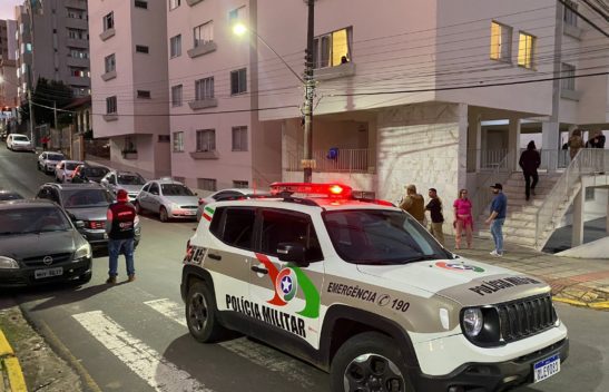 Vídeo Veja o momento em que assaltante bate o carro durante fuga em Lages