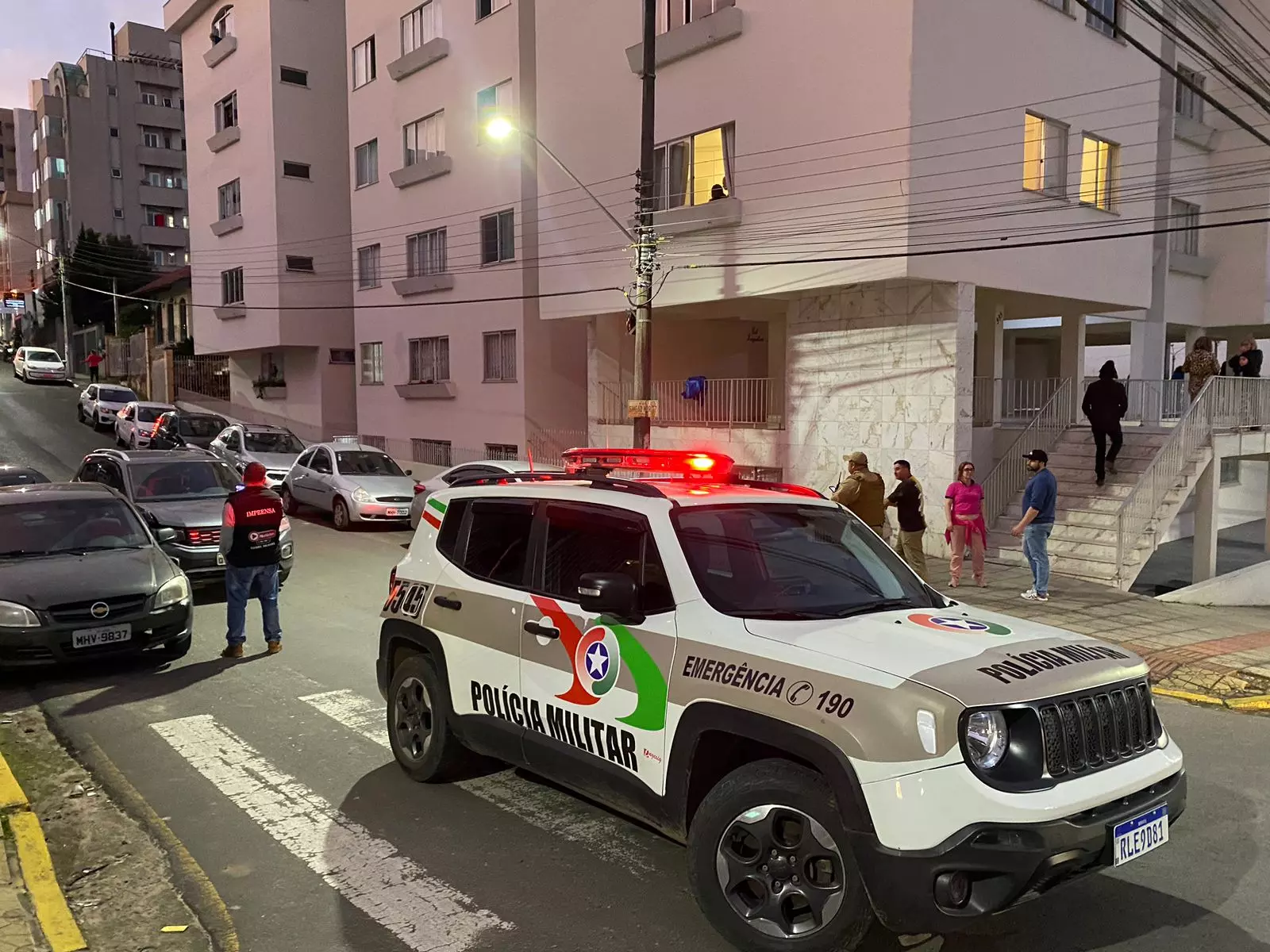 Local onde o suspeito bate com o carro no centro de Lages. Foto: Rádio Clube de Lages