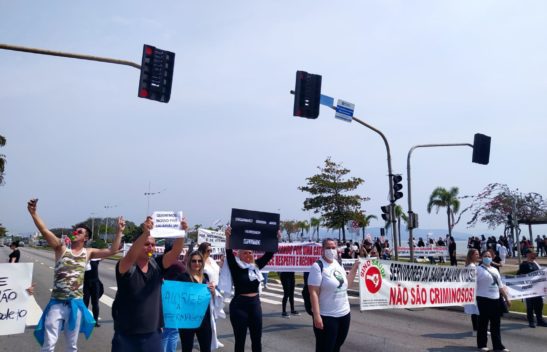 profissionais da enfermagem realizam protesto em Florianópolis