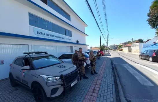 Homem mostra arma em frente à escola e assusta professores e alunos de Palhoça